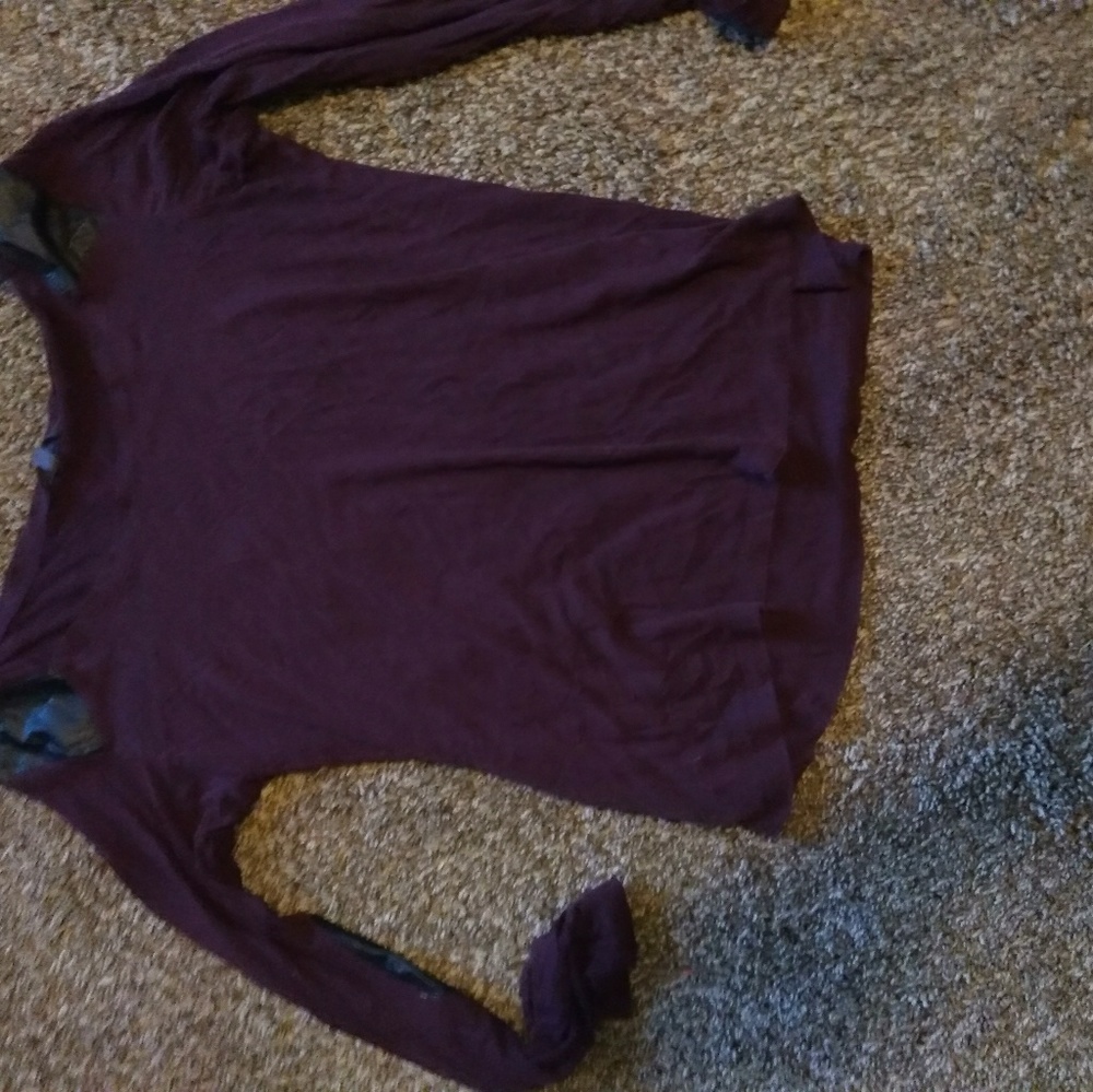 Pretty dark red shirt with pleasure elbows